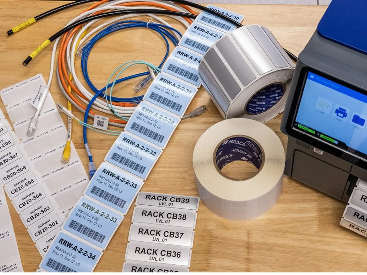 BradyPrinter con etiquetas y manguitos para identificación de cables de rack en precableado