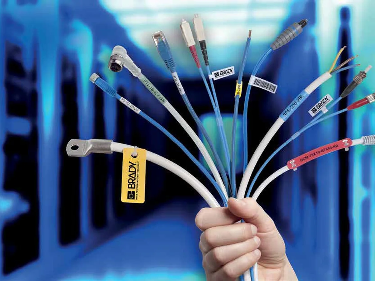 Mazo de conductores y fibra óptica identificados con etiquetas, banderas y manguitos Brady