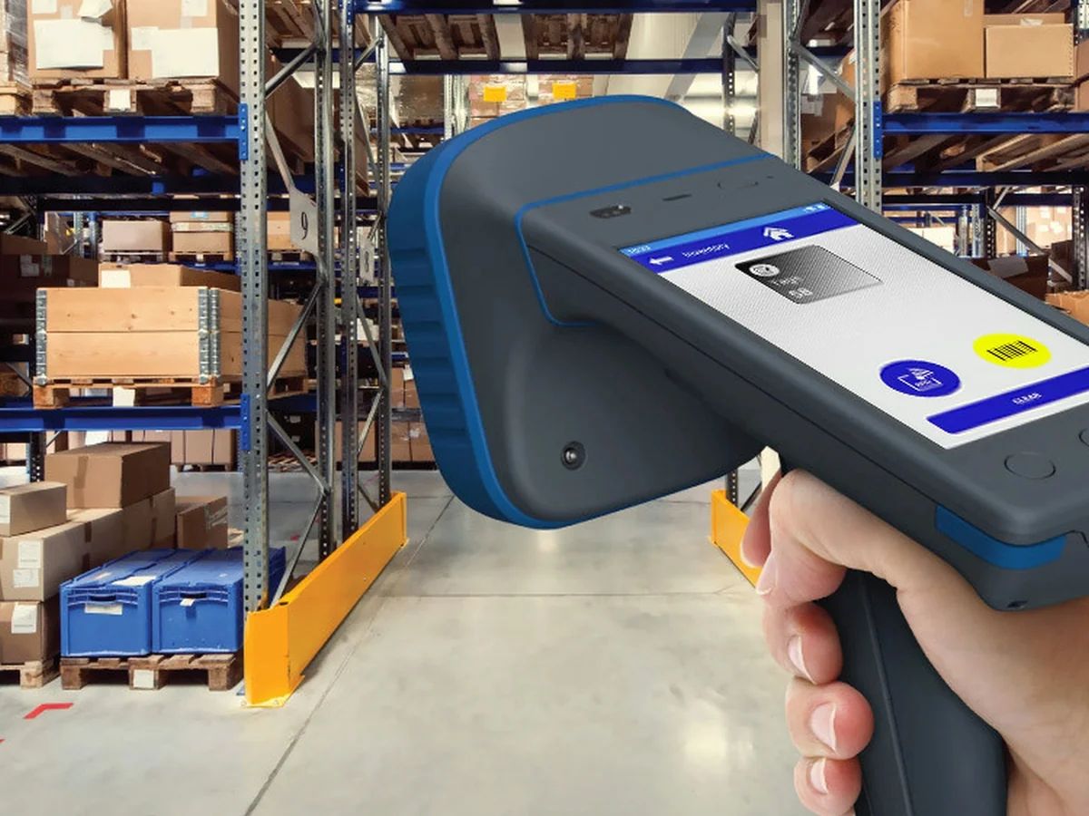 Lector de códigos de barras escaneando etiquetas de inventario en almacén industrial