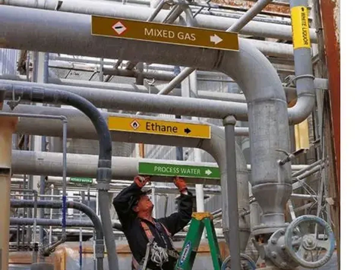 Señalización de tuberías en planta petroquímica con marcadores de Mixed Gas, Ethane y Process Water